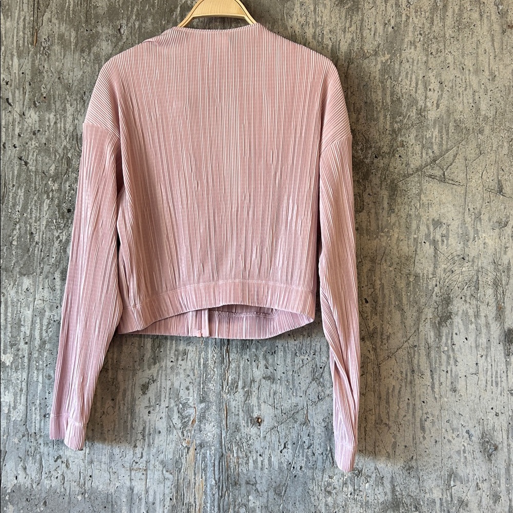 ALO YOGA Women's Cropped Micro Plisse Jacket Size M In Pink Quartz -stained - Picture 7 of 8